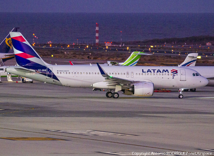 LATAM Airlines Chile Airbus A320-271N (CC-BHE) | Photo 361711