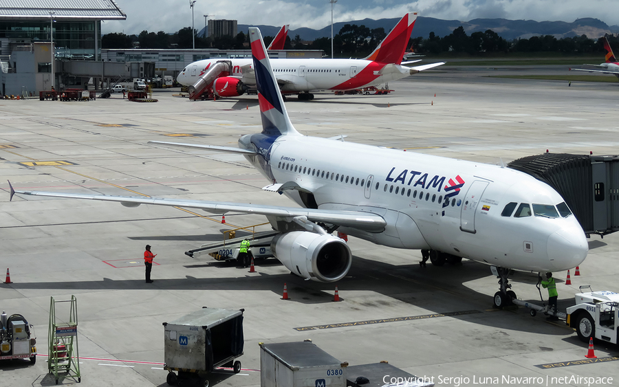 LATAM Airlines Chile Airbus A319-132 (CC-COY) | Photo 262093