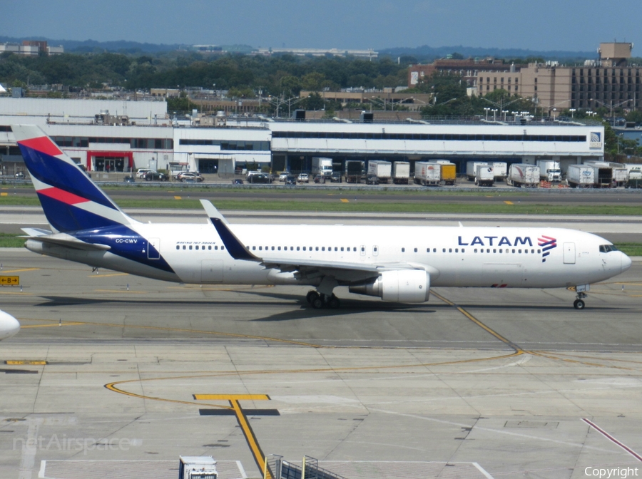 LATAM Airlines Chile Boeing 767-316(ER) (CC-CWV) | Photo 582122