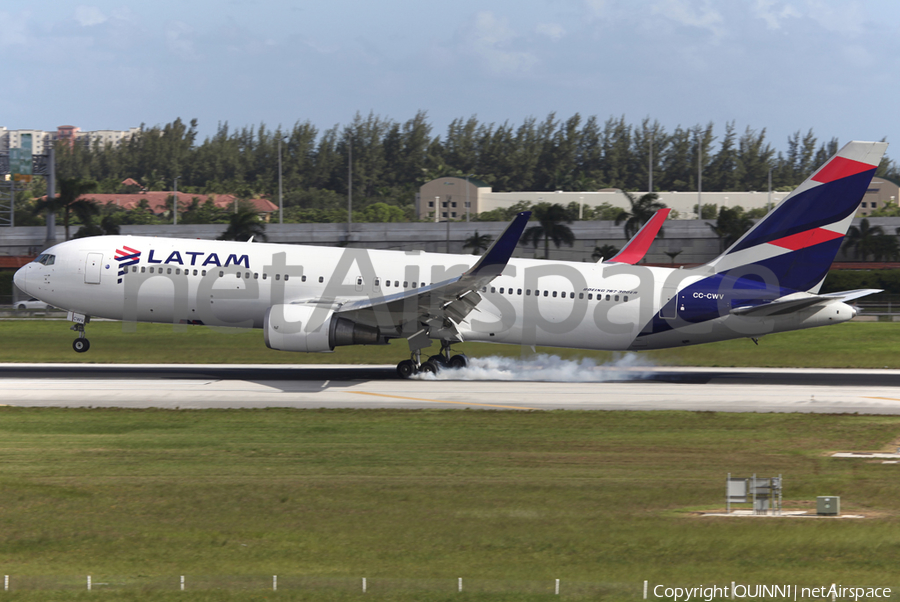 LATAM Airlines Chile Boeing 767-316(ER) (CC-CWV) | Photo 170972