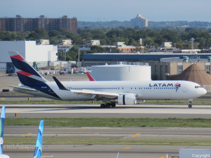 LATAM Airlines Chile Boeing 767-316(ER) (CC-CXC) | Photo 527619