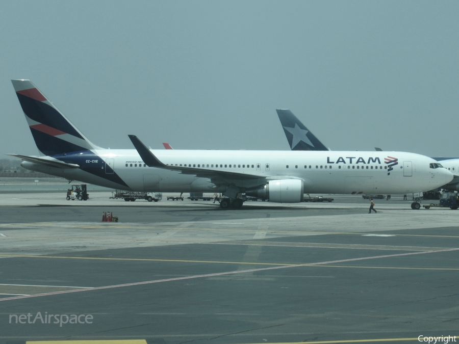 LATAM Airlines Chile Boeing 767-316(ER) (CC-CXE) | Photo 360443