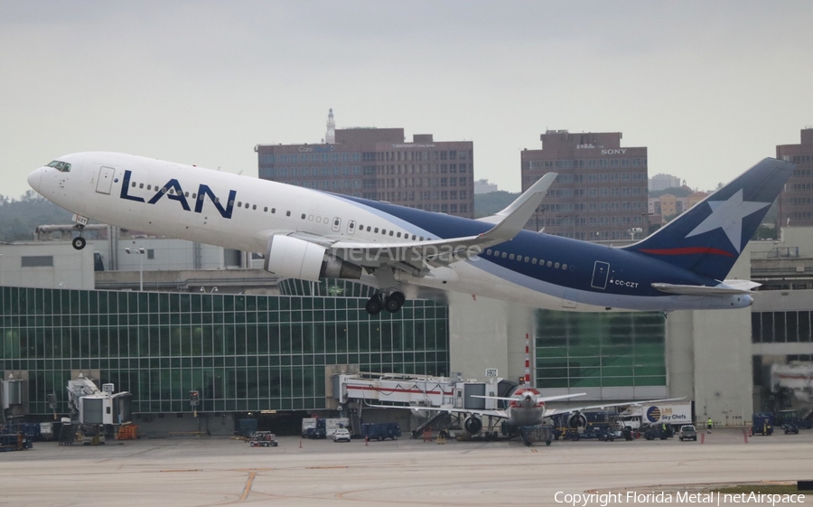 LAN Airlines Boeing 767-316(ER) (CC-CZT) | Photo 336043