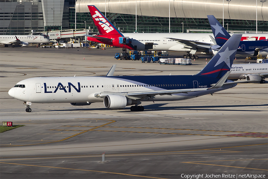 LAN Airlines Boeing 767-316(ER) (CC-CZT) | Photo 39836
