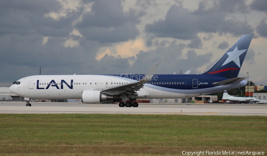 LAN Airlines Boeing 767-316(ER) (CC-CZU) | Photo 557400