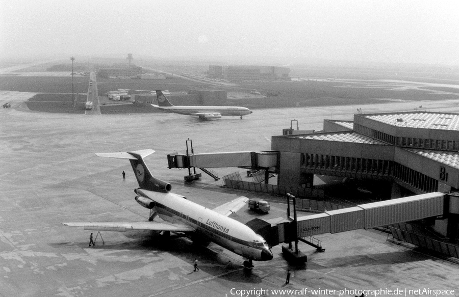Aviation photo 327641