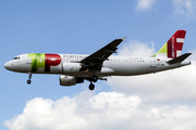 TAP Air Portugal Airbus A320-214 (CS-TNN) at  London - Heathrow, United Kingdom