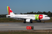 TAP Air Portugal Airbus A320-214 (CS-TNN) at  Porto, Portugal