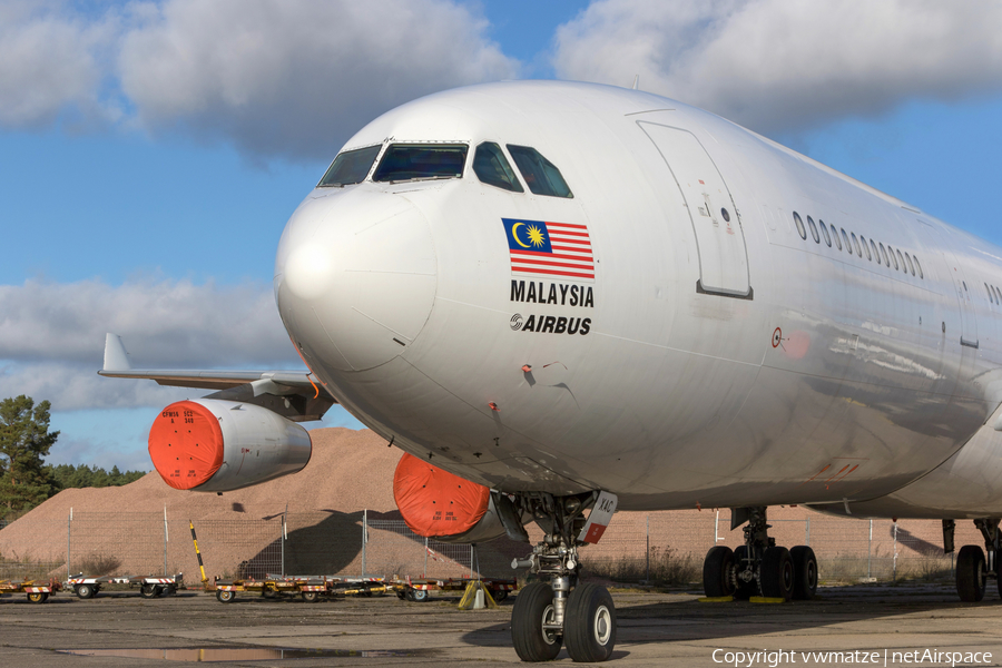 Lufthansa Technik Airbus A340-313 (D-AAAM) | Photo 435474