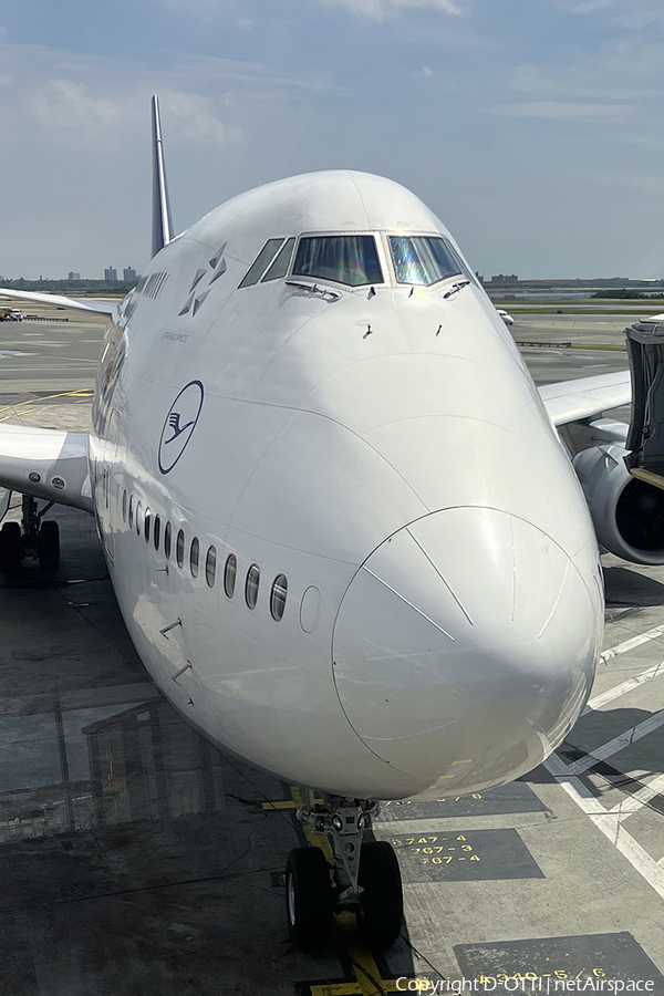 Lufthansa Boeing 747-830 (D-ABYR) | Photo 525911