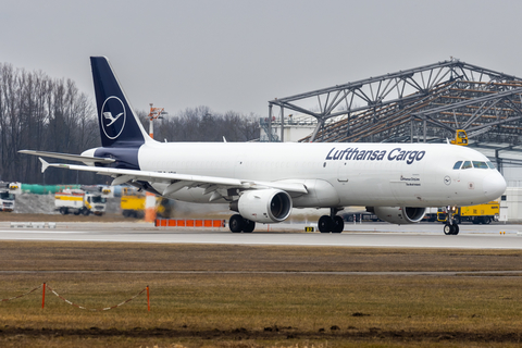 Lufthansa Cargo Airbus A321-211(P2F) (D-AEUI) at  Munich, Germany