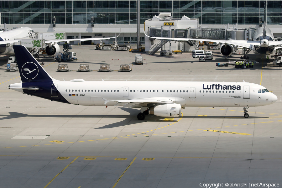 Lufthansa Airbus A321-231 (D-AIDJ) | Photo 588079