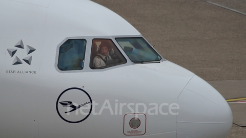 Lufthansa Airbus A320-211 (D-AIPD) at  Dusseldorf - International, Germany