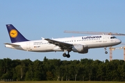 Lufthansa Airbus A320-211 (D-AIPT) at  Hamburg - Fuhlsbuettel (Helmut Schmidt), Germany