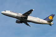 Lufthansa Airbus A320-211 (D-AIPT) at  Hamburg - Fuhlsbuettel (Helmut Schmidt), Germany