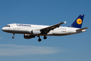 Lufthansa Airbus A320-211 (D-AIQS) at  Barcelona - El Prat, Spain