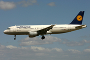 Lufthansa Airbus A320-211 (D-AIQT) at  Lisbon - Portela, Portugal