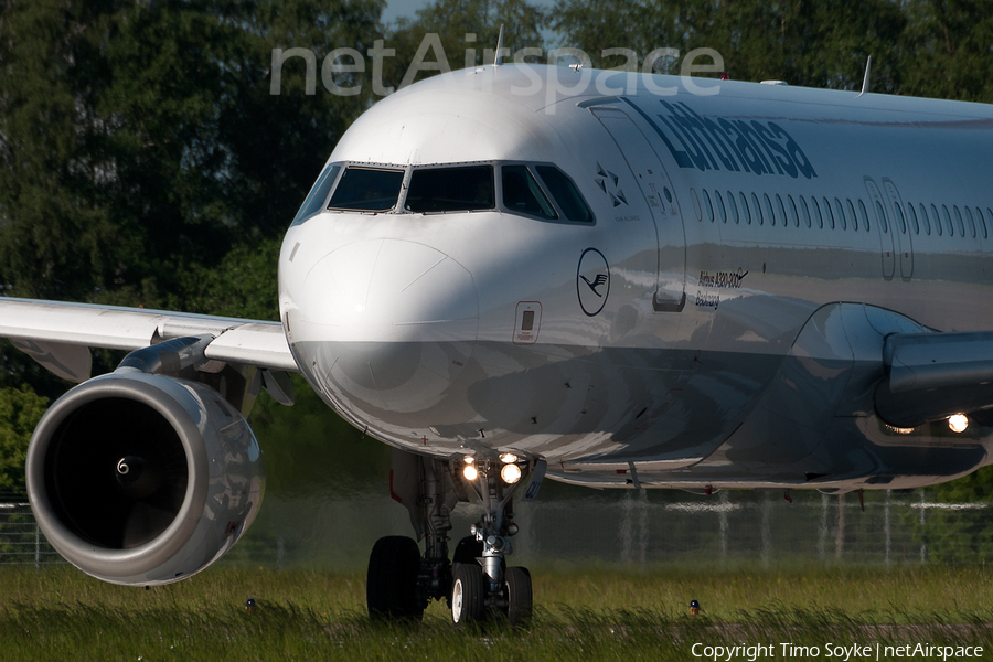 Lufthansa Airbus A320-211 (D-AIQU) | Photo 18100