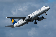 Lufthansa Airbus A321-131 (D-AIRT) at  Porto, Portugal