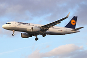 Lufthansa Airbus A320-214 (D-AIUA) at  London - Heathrow, United Kingdom