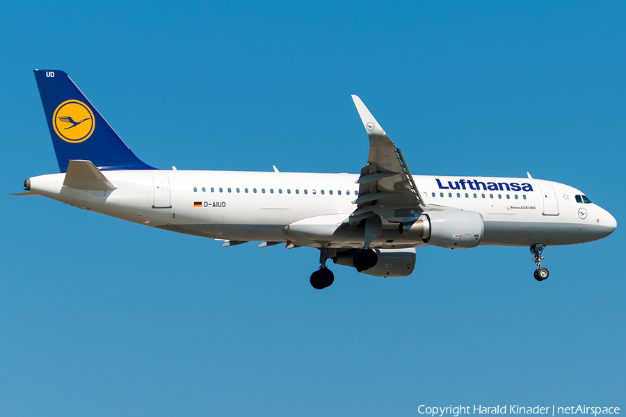 Lufthansa Airbus A320-214 (D-AIUD) | Photo 296699