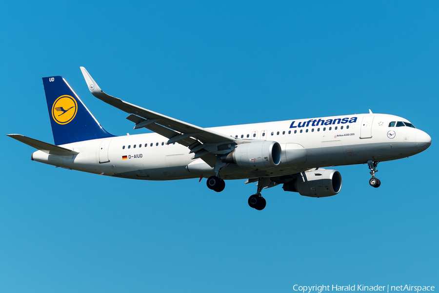 Lufthansa Airbus A320-214 (D-AIUD) | Photo 298239