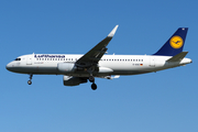 Lufthansa Airbus A320-214 (D-AIUE) at  London - Heathrow, United Kingdom