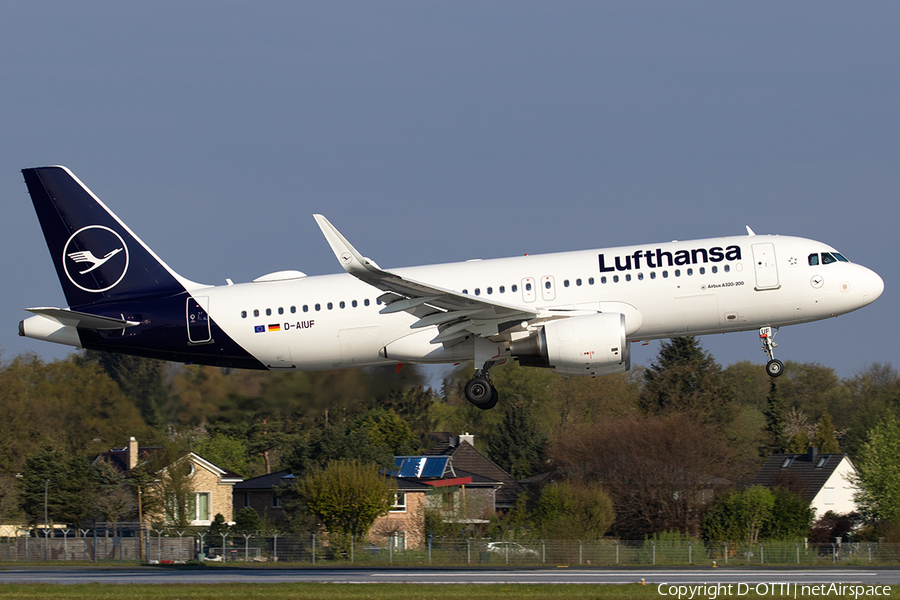Lufthansa Airbus A320-214 (D-AIUF) | Photo 566868
