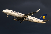 Lufthansa Airbus A320-214 (D-AIUI) at  Hamburg - Fuhlsbuettel (Helmut Schmidt), Germany