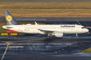 Lufthansa Airbus A320-214 (D-AIUJ) at  Dusseldorf - International, Germany