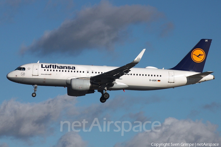 Lufthansa Airbus A320-214 (D-AIUK) | Photo 196257
