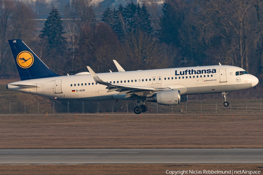 Lufthansa Airbus A320-214 (D-AIUK) | Photo 665027