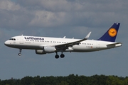 Lufthansa Airbus A320-214 (D-AIUM) at  Hamburg - Fuhlsbuettel (Helmut Schmidt), Germany