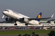 Lufthansa Airbus A320-214 (D-AIUM) at  Hamburg - Fuhlsbuettel (Helmut Schmidt), Germany