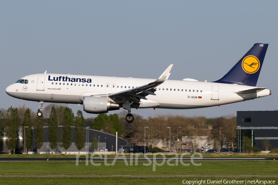 Lufthansa Airbus A320-214 (D-AIUN) | Photo 331373