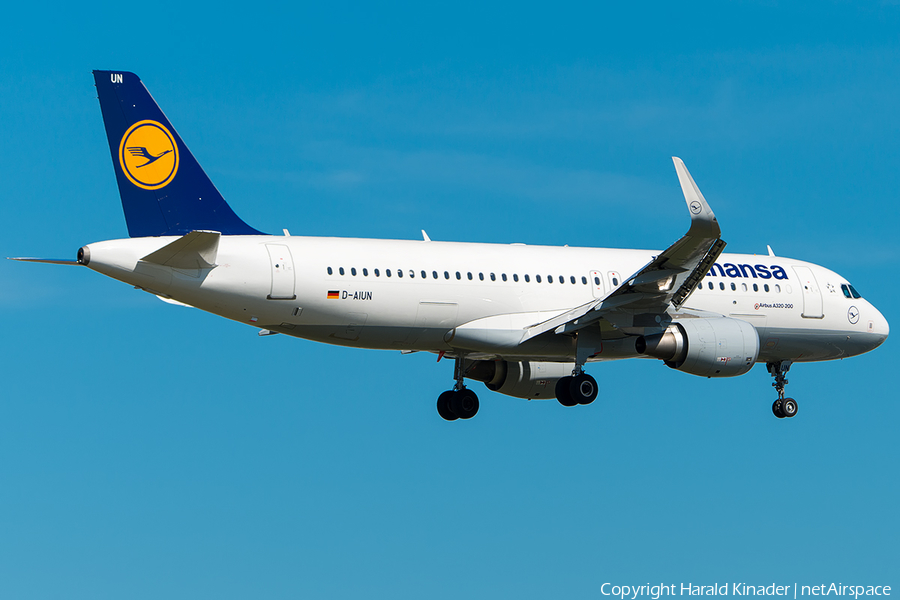 Lufthansa Airbus A320-214 (D-AIUN) | Photo 297306