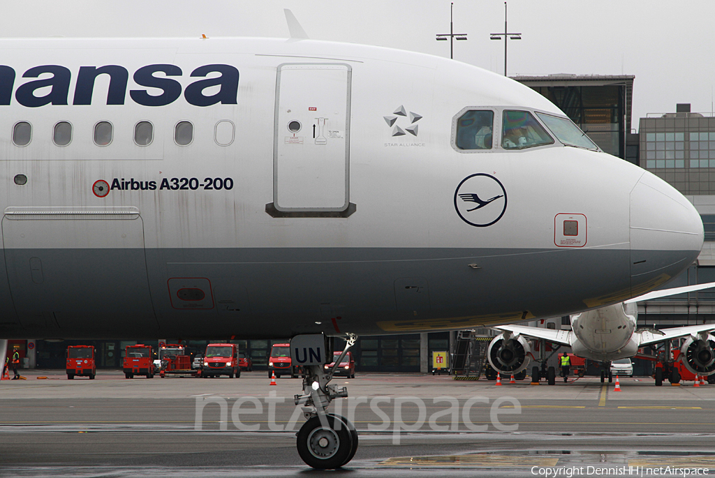 Lufthansa Airbus A320-214 (D-AIUN)