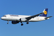 Lufthansa Airbus A320-214 (D-AIUR) at  Barcelona - El Prat, Spain