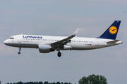 Lufthansa Airbus A320-214 (D-AIUR) at  Hamburg - Fuhlsbuettel (Helmut Schmidt), Germany