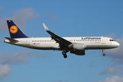Lufthansa Airbus A320-214 (D-AIUR) at  Hamburg - Fuhlsbuettel (Helmut Schmidt), Germany