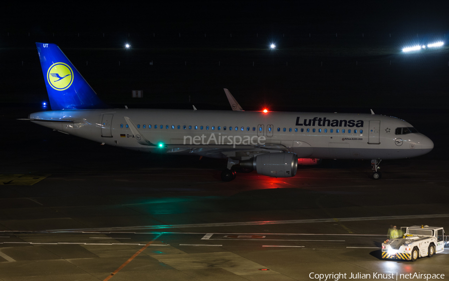 Lufthansa Airbus A320-214 (D-AIUT) | Photo 196139