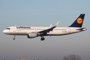 Lufthansa Airbus A320-214 (D-AIUT) at  Hamburg - Fuhlsbuettel (Helmut Schmidt), Germany