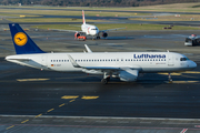 Lufthansa Airbus A320-214 (D-AIUT) at  Hamburg - Fuhlsbuettel (Helmut Schmidt), Germany