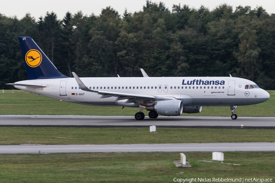 Lufthansa Airbus A320-214 (D-AIUT) | Photo 266748
