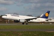 Lufthansa Airbus A320-214 (D-AIUT) at  Hamburg - Fuhlsbuettel (Helmut Schmidt), Germany