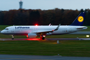 Lufthansa Airbus A320-214 (D-AIUT) at  Hamburg - Fuhlsbuettel (Helmut Schmidt), Germany