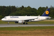 Lufthansa Airbus A320-214 (D-AIUT) at  Hamburg - Fuhlsbuettel (Helmut Schmidt), Germany