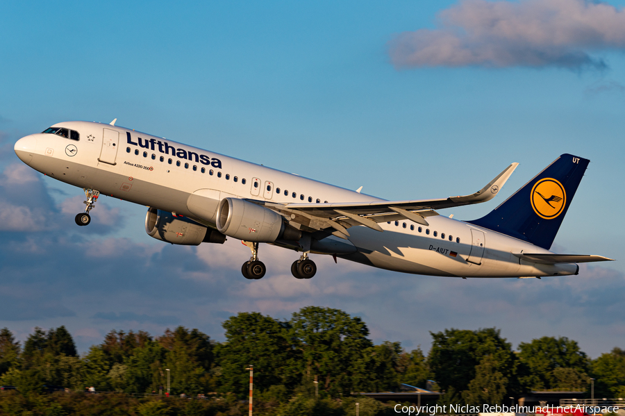 Lufthansa Airbus A320-214 (D-AIUT) | Photo 395329
