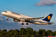 Lufthansa Airbus A320-214 (D-AIUT) at  Hamburg - Fuhlsbuettel (Helmut Schmidt), Germany