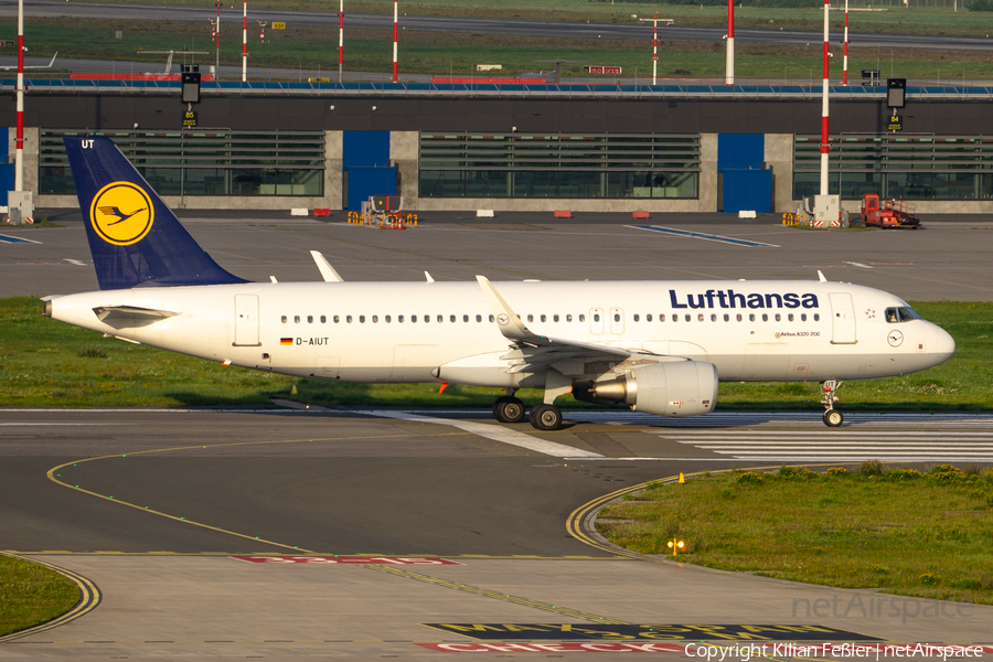 Lufthansa Airbus A320-214 (D-AIUT) | Photo 468070